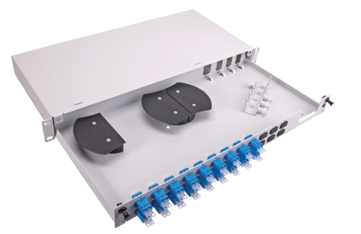 7000-00751919_h-s_01.png Weißes Glasfaser-Verteilergehäuse mit blauen Anschlüssen und Kabelmanagement