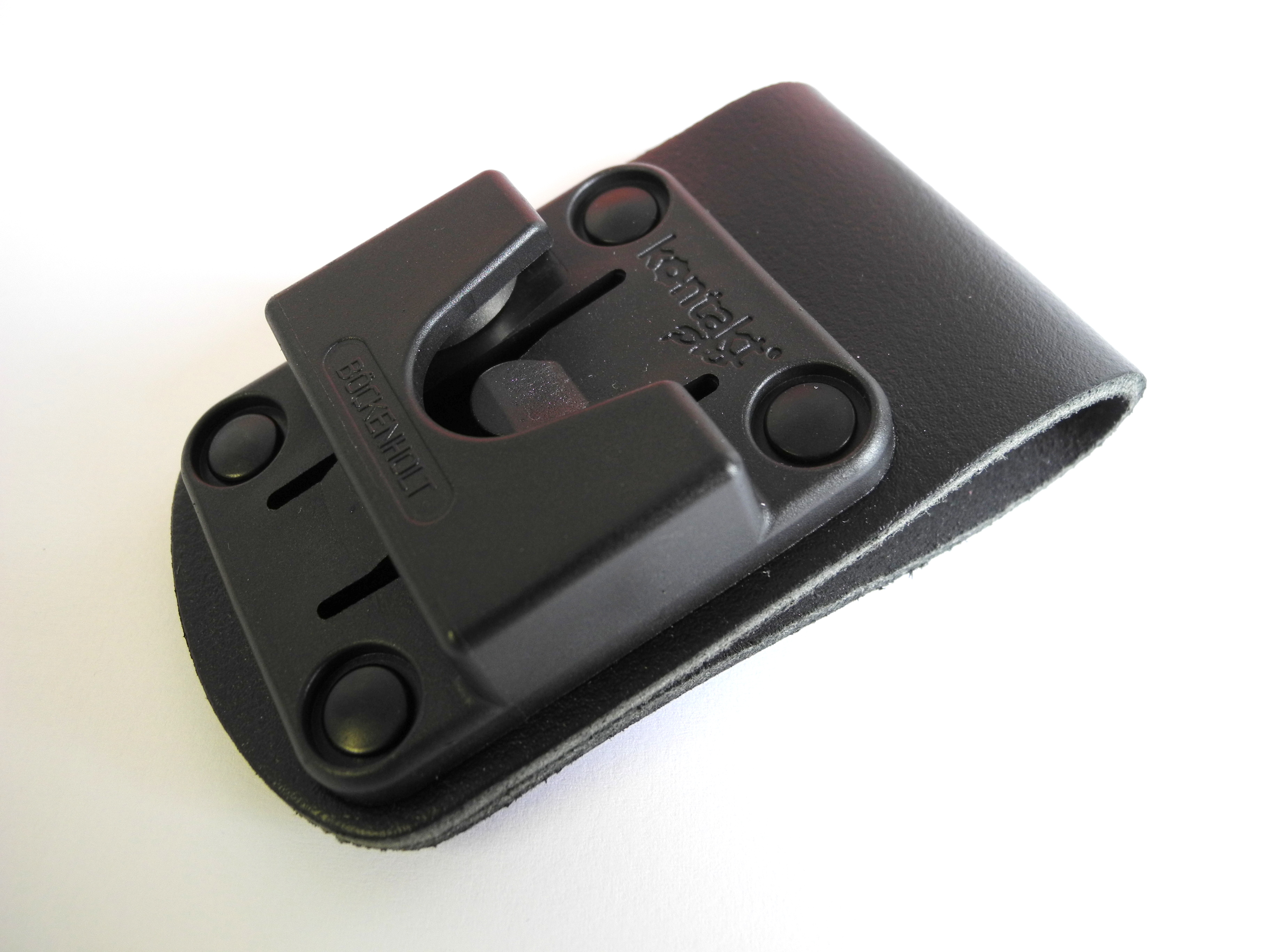 Schwarzer Gürtelclip mit vier Nieten und einer Halterung.