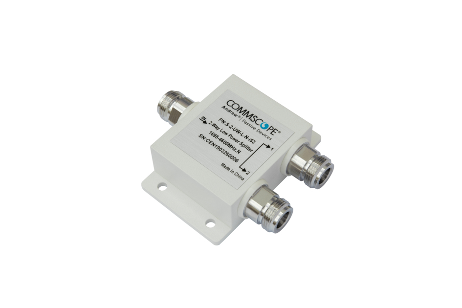 7000-00753536_com_01.jpg Elektrischer HF-Leistungsteiler mit drei Anschlüssen aus Metall.