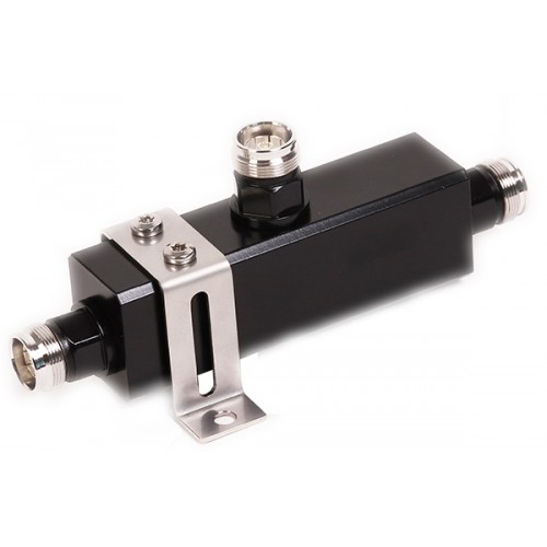 7000-00752393_pro_01.jpg Dreiwege-Koaxialstecker verbunden durch rechteckiges Metallgehäuse.