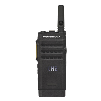 7000-00748749_mot_02.jpg Funkgerät mit Displayanzeige CH2 und Antenne oben.