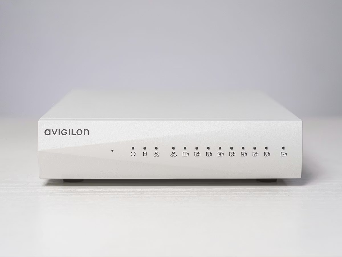 Weißes Avigilon-Gerät auf einem Tisch mit mehreren Kontrollleuchten.