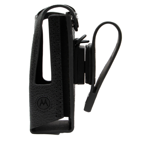 Schwarzes Holster mit Gürtelclip, seitliche Ansicht.
