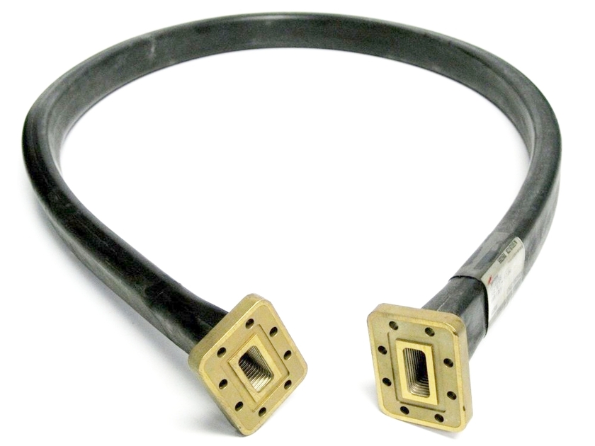 7000-00751722_com_01.jpg Flexibles Hohlleiterkabel mit rechteckigen Anschlüssen an beiden Enden.