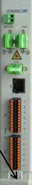 7000_00753506_COM_01-1.png Technisches Gerät mit Anschlüssen, darunter LWL-Port und elektrische Ports, markiert mit COMMSCOPE.