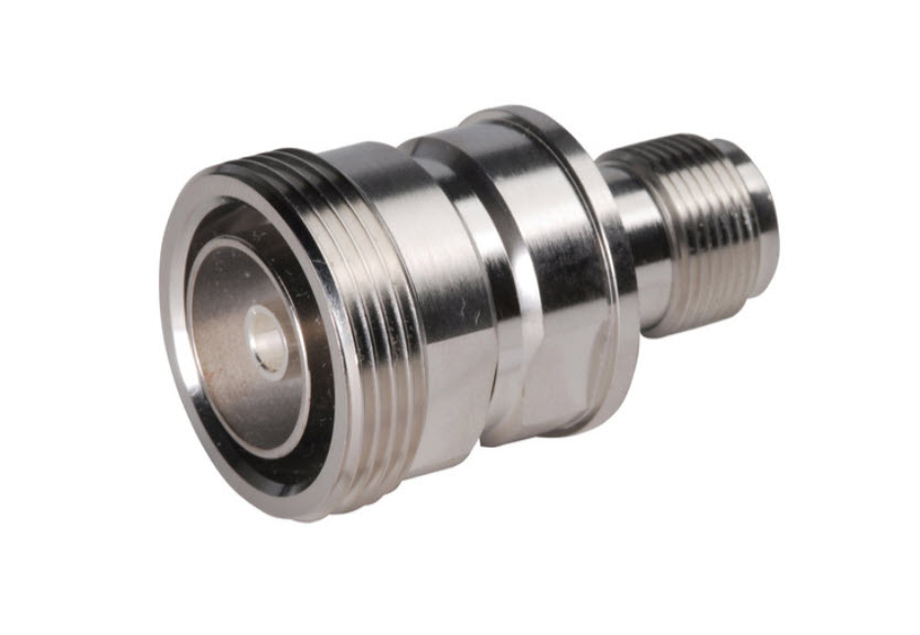 Metalladapter mit Gewinde und polierter Oberfläche