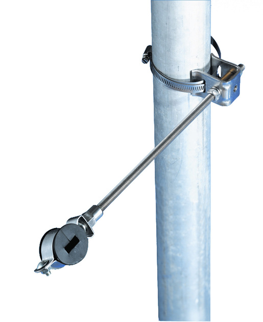 Befestigungsset an Metallmast mit Kabelbinder und Arm.