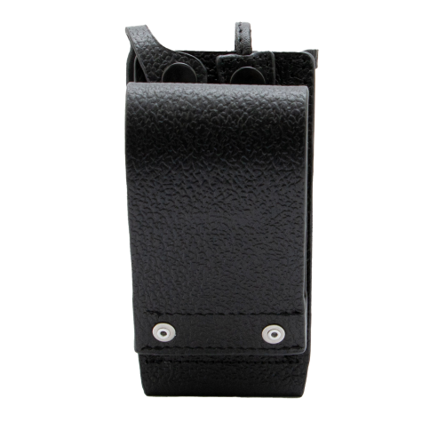 Schwarze Lederetui mit Gürtelclip und silbernen Nieten.