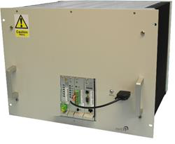 Elektronisches Gerät mit Warnschild, Steckverbindungen und Kabel an der Vorderseite.