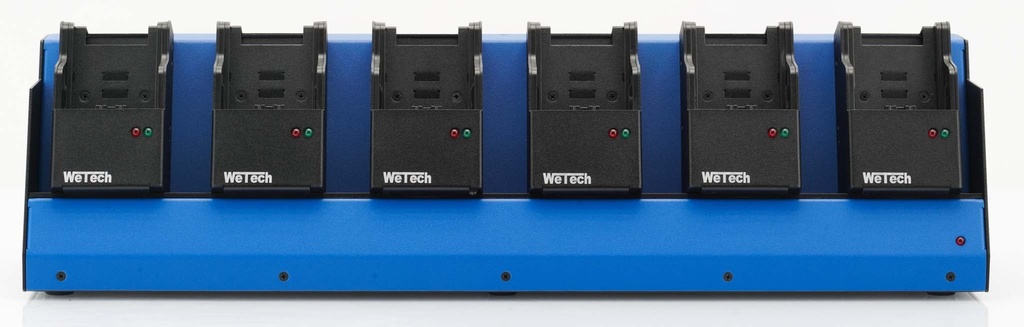 Blaues Ladegerät mit sieben schwarzen Ladeschächten.