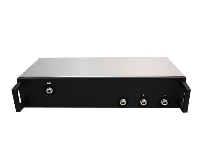 Schwarzer Empfänger mit Antennenanschluss und drei Steckplätzen.