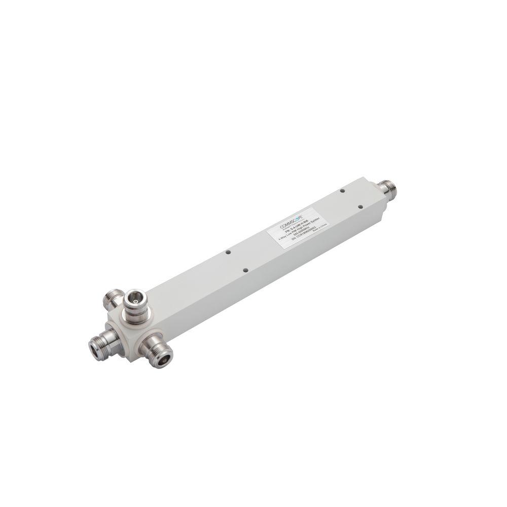 7000-00090700_com_01.jpg Langer, schmaler metallischer Verteiler mit vier Anschlussstücken.