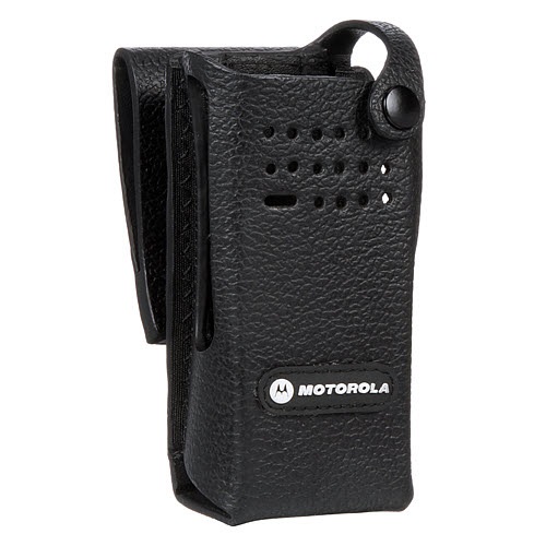 Schwarze Ledertasche für Mobilgeräte mit Motorola-Logo, Gürtelclip und Lochmuster.