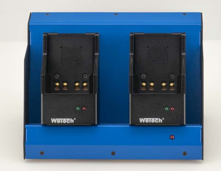 Blaues Doppel-Ladegerät mit zwei schwarzen Ladesteckplätzen oben.