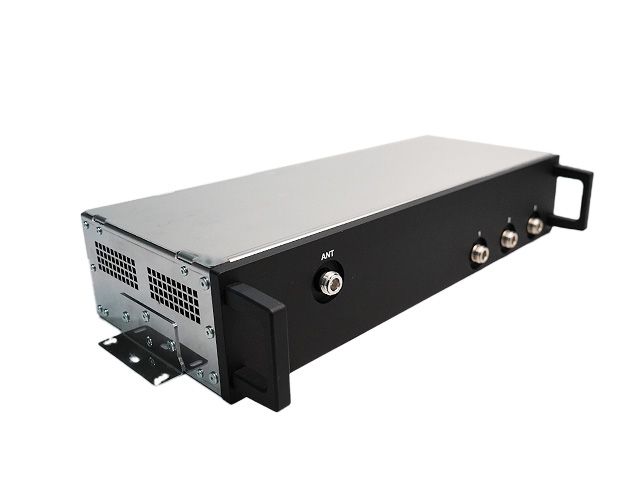 Ein rechteckiges elektronisches Gerät mit vier Anschlüssen auf der Vorderseite.