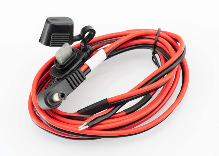 Rote und schwarze Kabel mit Stecker und Sicherung.