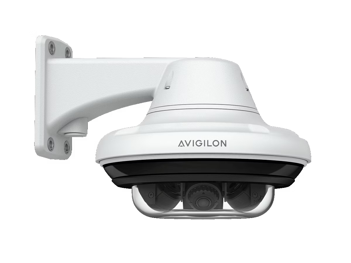 Weiße Überwachungskamera an Wandhalterung montiert.