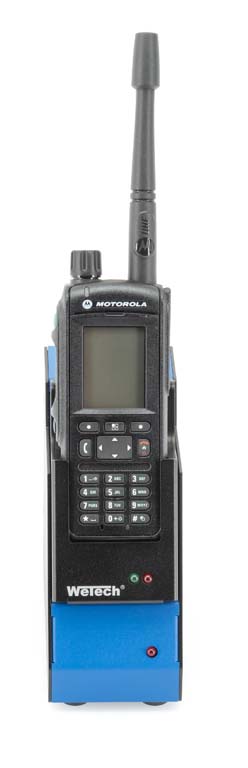7000-00751118_wem_04.jpg Ein Funkgerät von Motorola in einer blauen Ladestation.