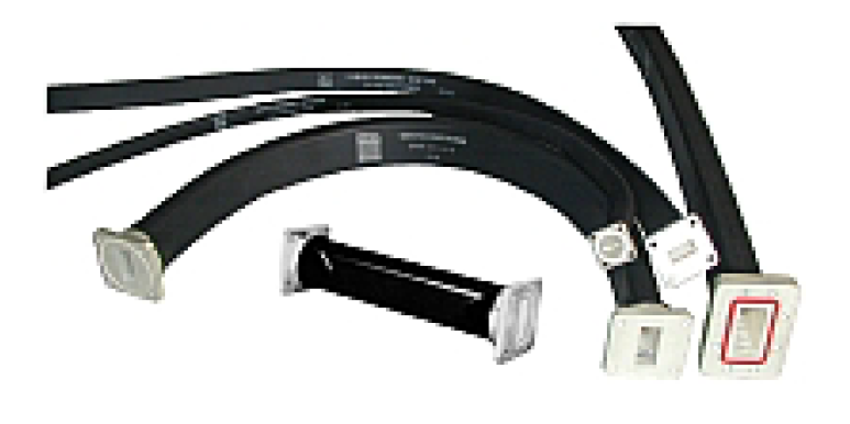 Vier flexible, schwarze Wellenverbinder mit unterschiedlichen Längen und Anschlüssen.