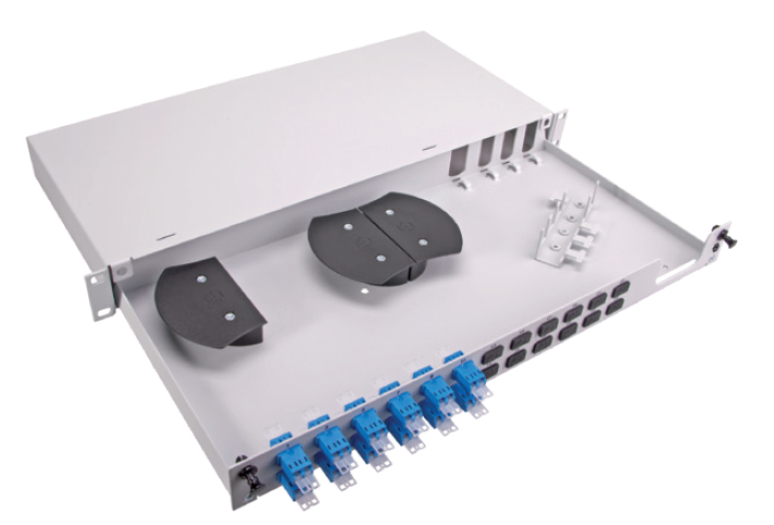 Weißes Rack-Gehäuse mit blauen Glasfaseranschlüssen und schwarzen Kabelspulen.