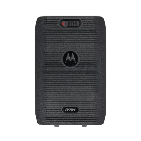 Rückseite eines schwarzen Funkgeräts mit geriffelter Oberfläche und Logo.