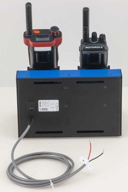 Zwei Funkgeräte in Ladestation mit Kabel.