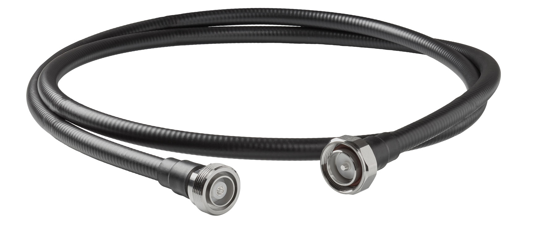 Schwarzes, flexibles Koaxialkabel mit silbernen Anschlüssen.