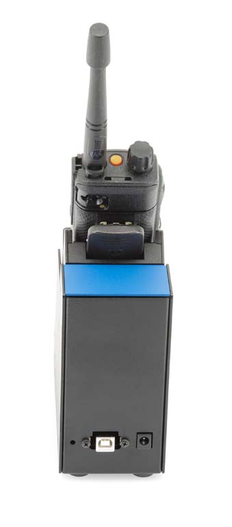 7000-00751118_wem_05.jpg Funkgerät mit Antenne und blauer Abdeckung auf schwarzem Gehäuse.