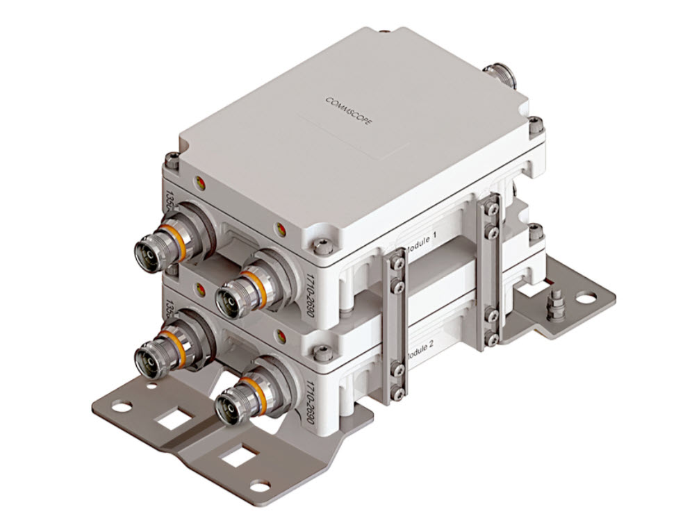 7000-00750524_com_01.jpg Gestapelte weiße Netzwerkmodule mit Metallanschlüssen und Halterungen.