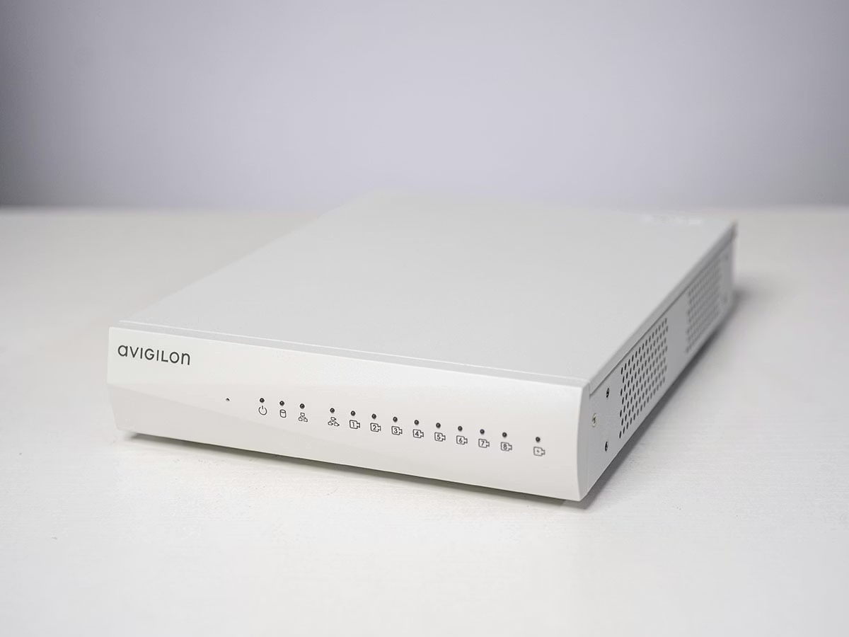 Weißer Netzwerkrekorder mit Lüftungsschlitzen und mehreren LED-Anzeigen vorne.