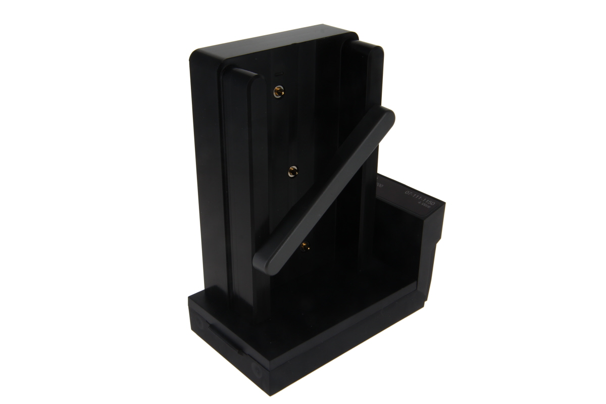 Schwarze Metallhalterung mit zwei Schlitzen und vier Schraublöchern.