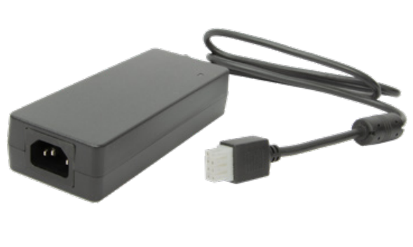 Schwarzes Netzteil mit Netzkabel und rechteckigem Stecker
