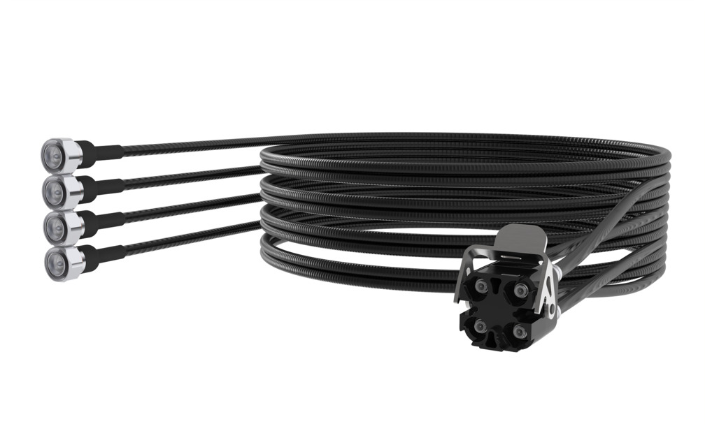 Schwarzes Kabel mit vier Steckverbindungen, aufgerollt, Anschluss am Ende.
