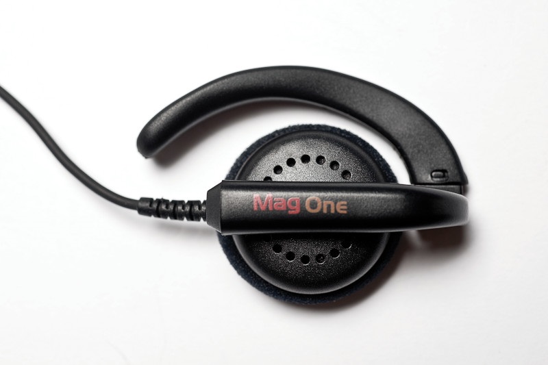 Schwarzer Ohrhörer mit Clip und Schriftzug Mag One.