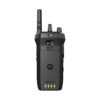 Schwarz-graues Funkgerät mit Antenne, Tasten und Anschlüssen, vertikale Ausrichtung.