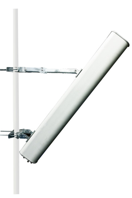 Vertikale, zylinderförmige Antenne an einem Mast montiert.