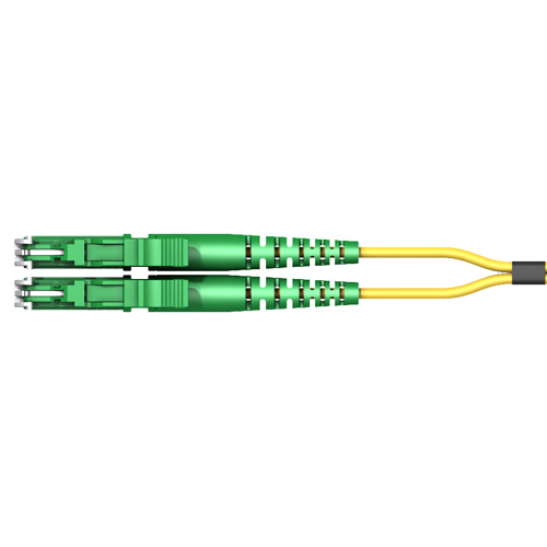 Zwei grüne Glasfaser-Kabelstecker an gelbem Kabel.
