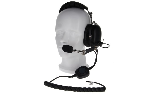 7000_00754184_COP_01.jpg Kopfhörer mit Mikrofon auf weißem Modellkopf, Kabel verbunden.
