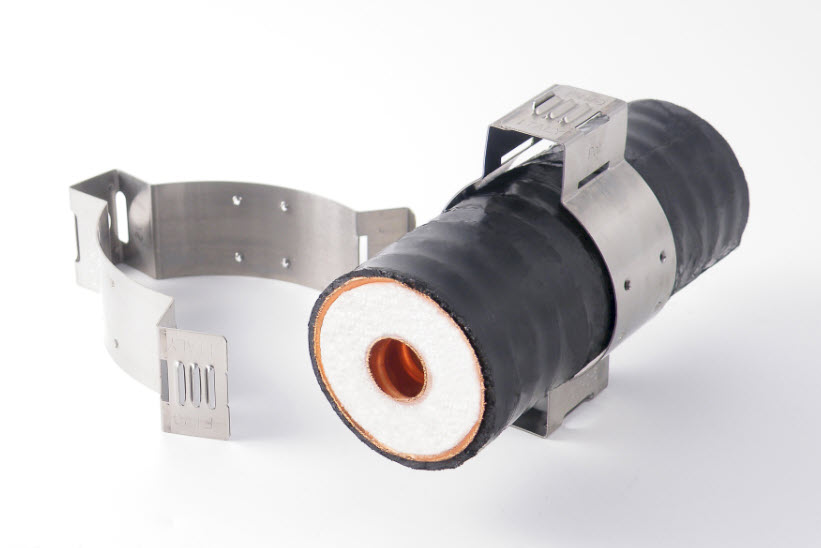 7000-00144100_fim_01.jpg Isolierte Rohrschelle mit Metallhalterung, schwarzer Ummantelung, weißem und kupfernem Innenrohr.