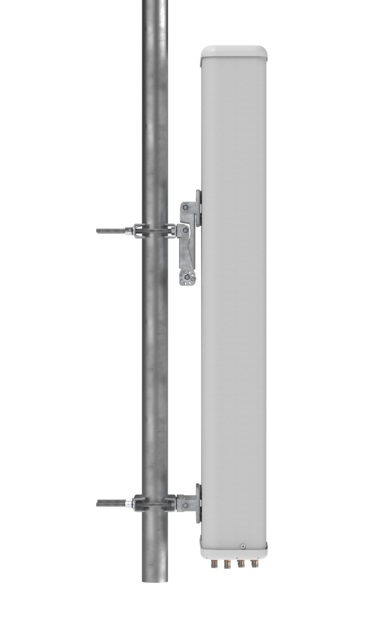 Vertikale, rechteckige Antenne an einem Metallmast montiert.