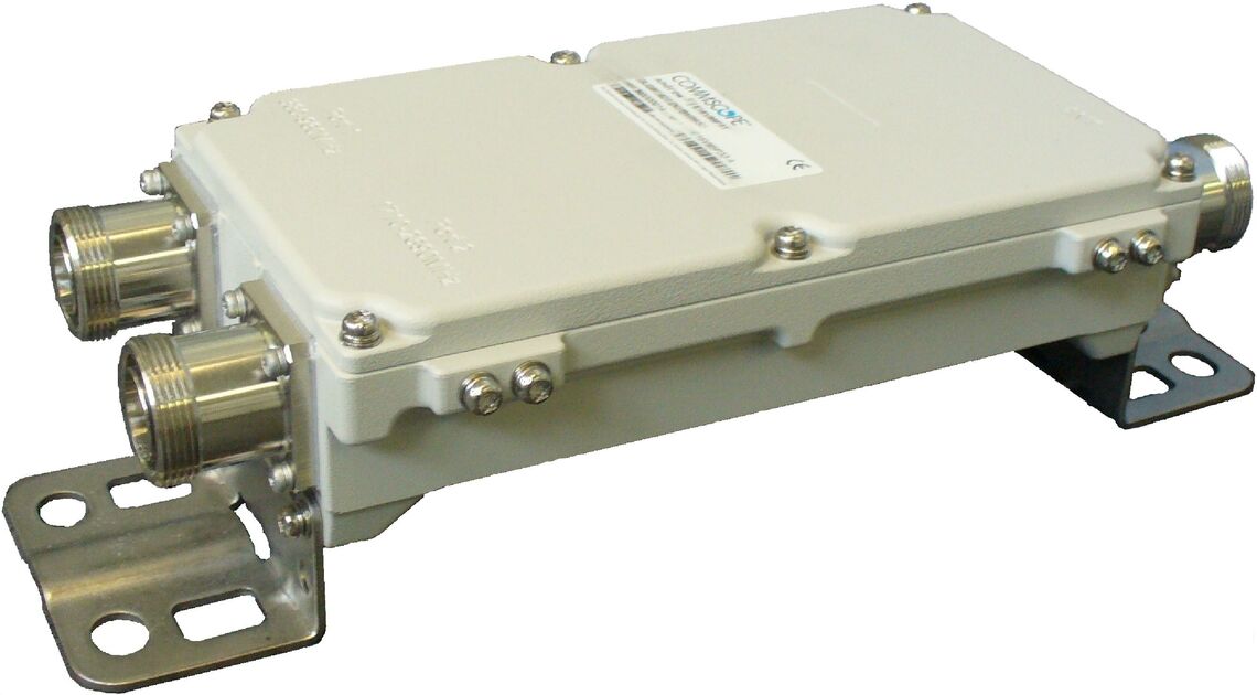 7000-00753355_com_01.jpg Metallgehäuse mit drei Anschlussbuchsen, montiert auf einer Halterung.