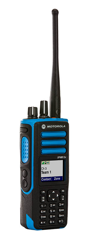 Ein tragbares Funkgerät mit Bildschirm, Tastenfeld und Antenne.