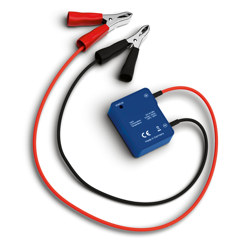 Blaues Gerät mit roten und schwarzen Klemmenkabeln für elektrische Verbindungen.