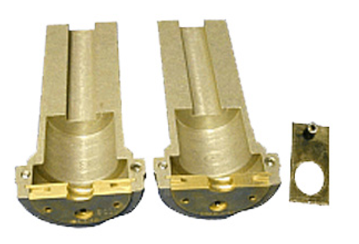 Zwei goldene Metallteile und eine rechteckige Platte mit rundem Loch.