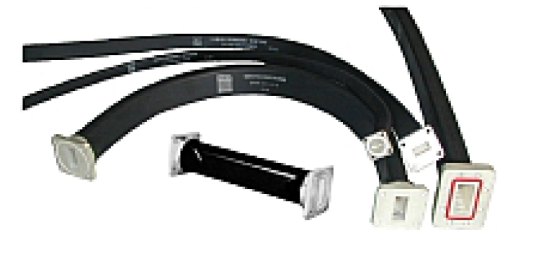 Mehrere schwarze Kabel mit rechteckigen Steckern.