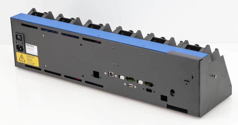 Graues elektronisches Gerät mit Anschlüssen und Schalter auf der Rückseite.