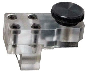 Transparentes Kunststoffteil mit schwarzem Drehknopf und drei Schraublöchern.