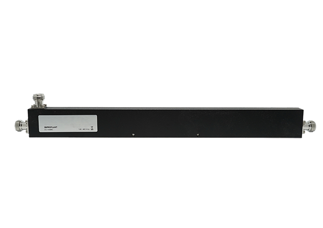 Langer schwarzer elektronischer Verteiler mit silbernen Anschlüssen an den Enden.
