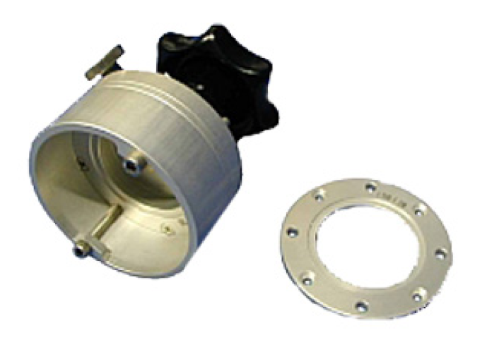 Runder Aluminiumhalter mit schwarzem Griff neben kreisförmiger Metallplatte mit Löchern.