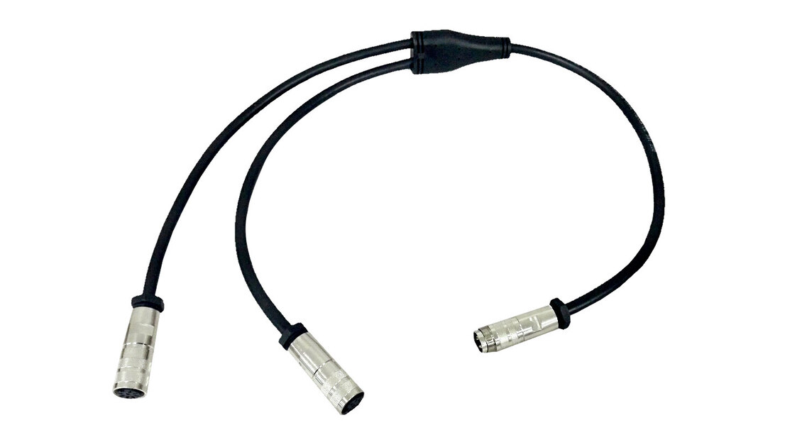 7000-00752956_com_01.jpg Y-Adapterkabel mit zwei männlichen und einer weiblichen Metallsteckverbindungen.